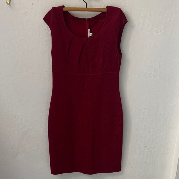 St. John Red Texture Stretch Cap Sleeve Knee Length Zip Up Dress Size 10 - Picture 2 of 10